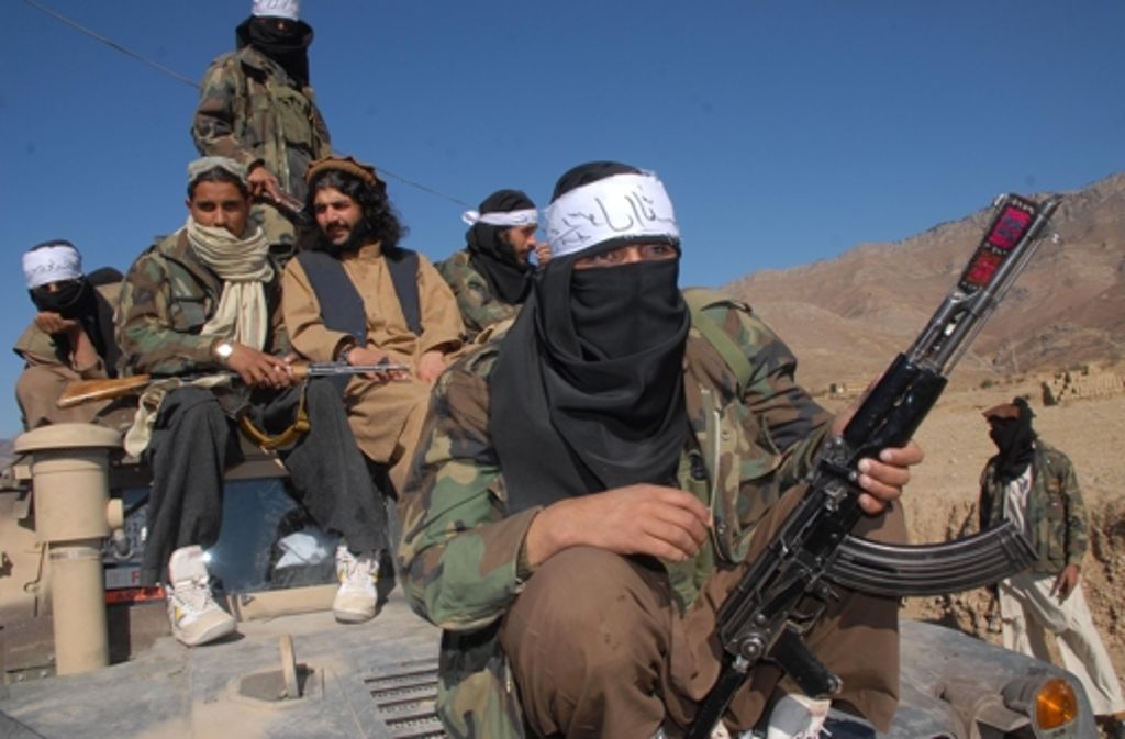 Die Taliban-Gruppe Tehreek-e-Taliban Pakistan (TTP) hat sich zu der Tat bekannt. Ihr Sprecher Omar Khorasani sagte gegenüber dem Nachrichtensender Al-Jazeera, sechs Selbstmordattentäter hätten das Ziel gehabt, ältere Schüler zu töten. Jüngere sollten gehen gelassen werden. Auf diesem Bild sind Taliban-Kämpfer zu sehen.