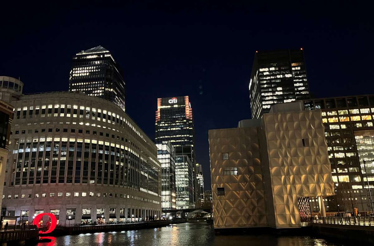 Canary Wharf at night – nachts glitzern die Lichter der Großstadt und spiegeln sich dekorativ im Wasser.