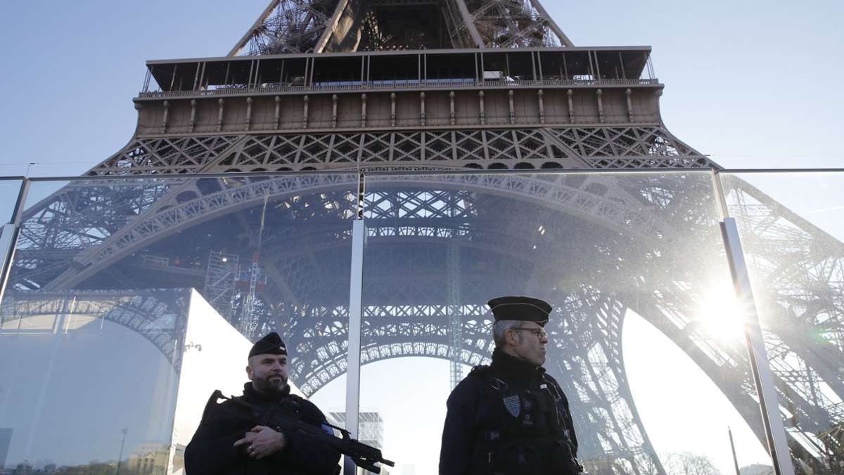Paris: Mann springt mit Fallschirm vom Eiffelturm – Festnahme