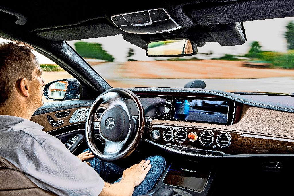 Die rechtlichen Hürden sind hoch, auch bei  autonom fahrenden Autos im Probebetrieb muss der Fahrer stets in der Lage sein, das Fahrzeug zu kontrollieren.  Foto: Daimler