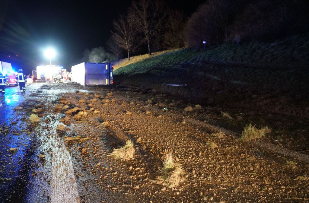 Neuhausen/FildernEin Lastwagenfahrer ist auf der Autobahn 8 bei Esslingen mit seinem Sattelschlepper umgestürzt und ums Leben gekommen.