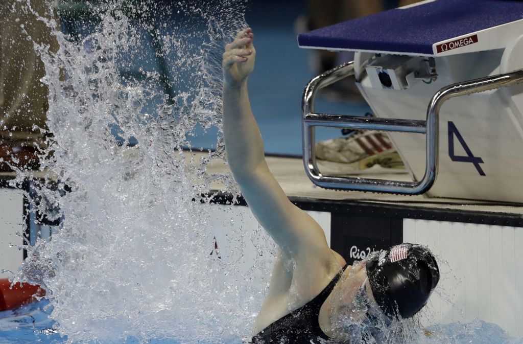 Ein Platscher auf das Ergebnis: King beklatschte ihre Goldmedaille im Wasser.