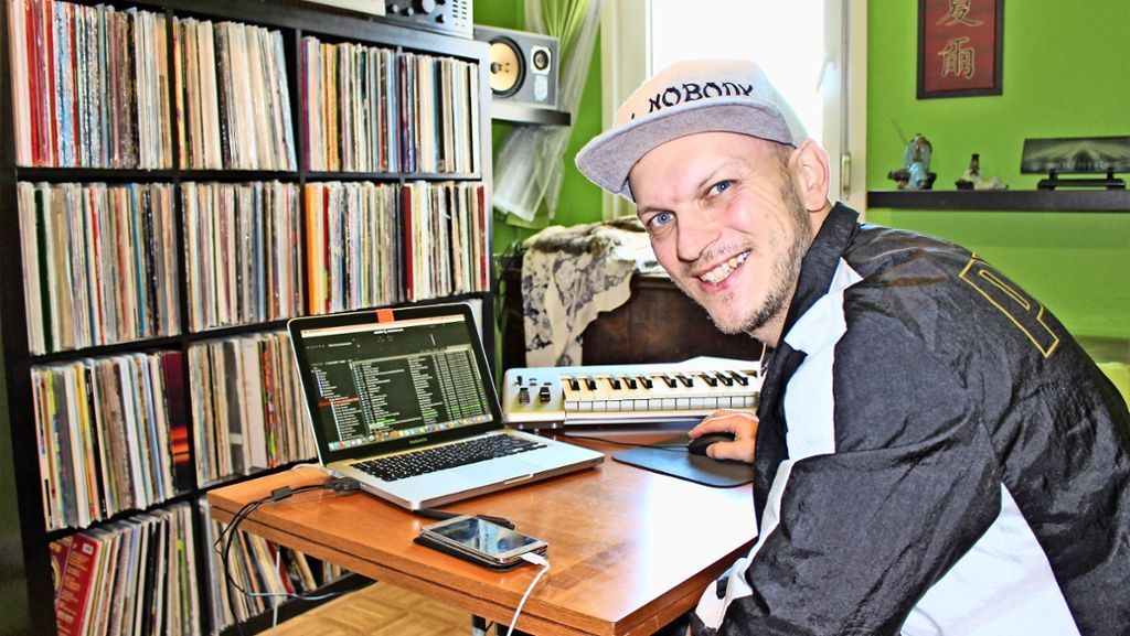  Unter der Woche arbeitet er als Bäcker und Konditor, am Wochenende legt in er Clubs auf. Daniel Nuding aus Stuttgart-Sillenbuch feiert am 27. Oktober in der Innenstadt sein 25-Jahr-Jubiläum als Hip-Hop-DJ Nobody. 