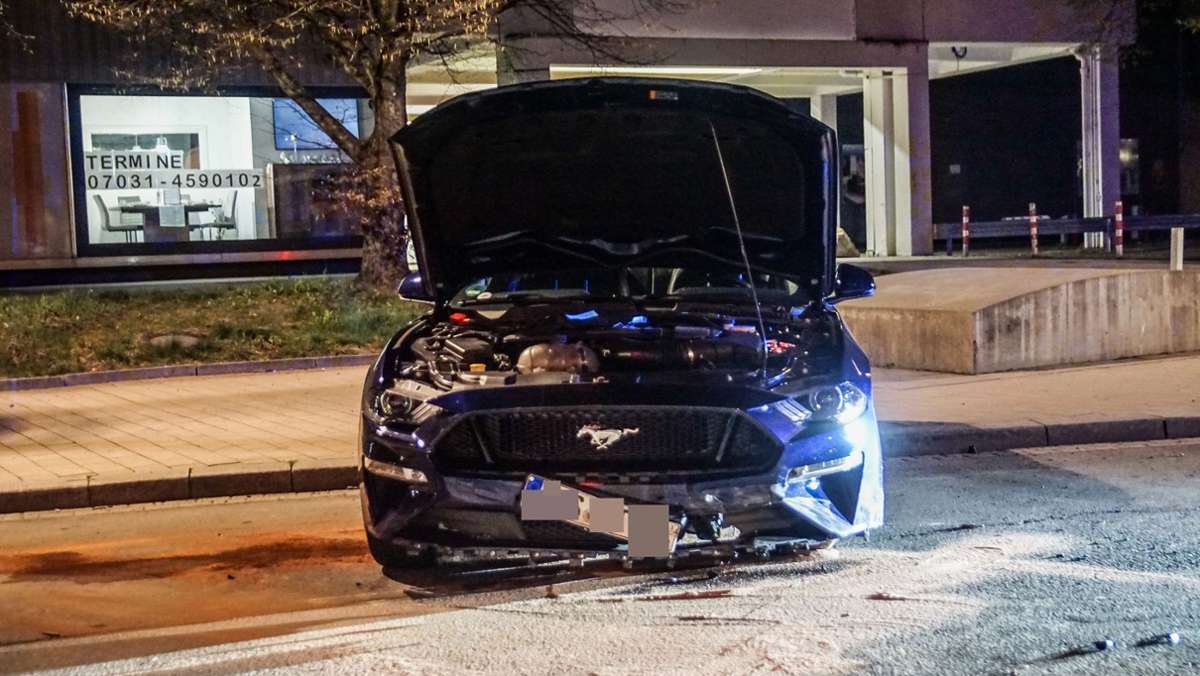 Unfall in Böblingen: Ford Mustang überfährt Mittelinsel – 25.000 Euro Schaden