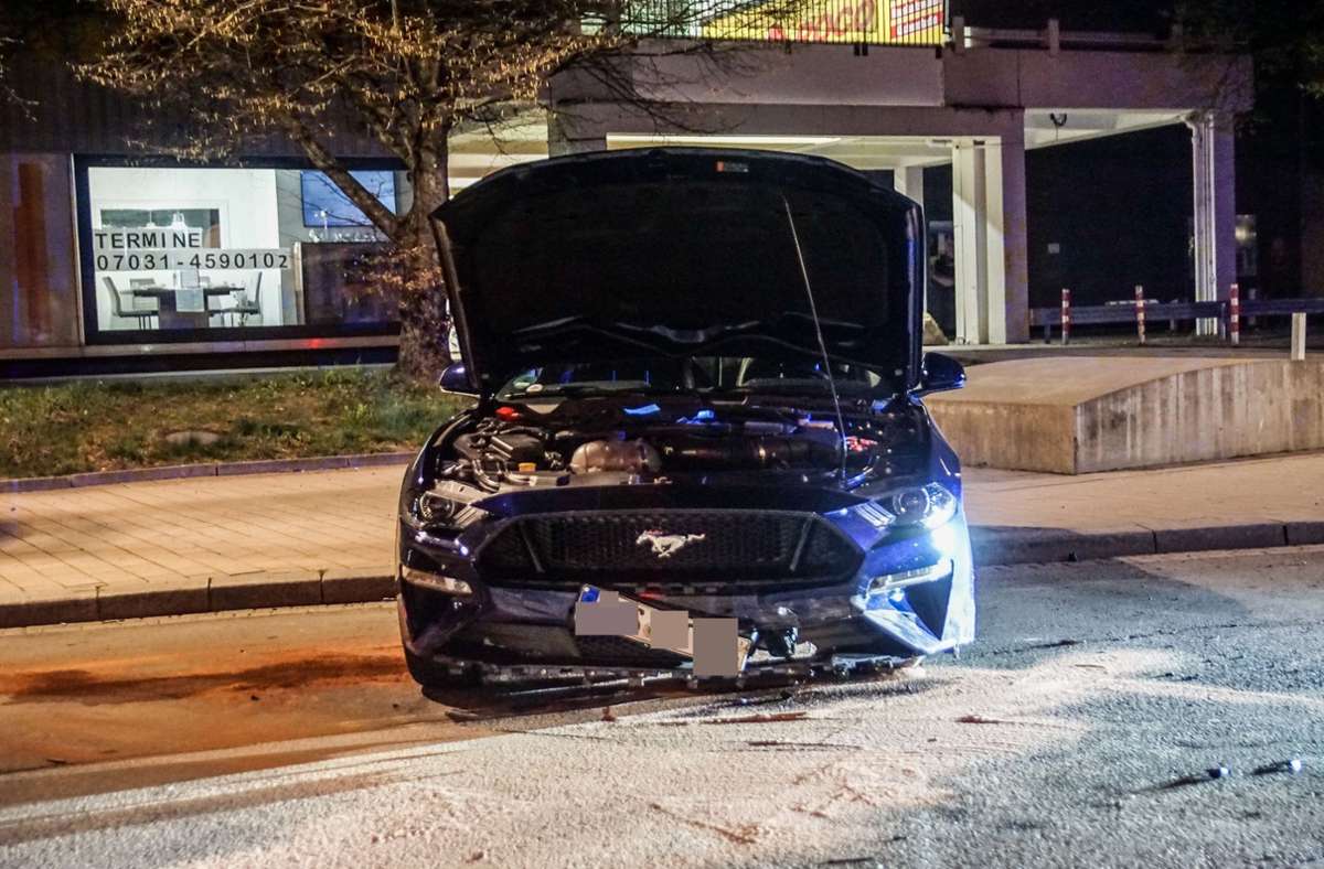 Ein Ford Mustang-Fahrer hat am Sonntagabend einen Unfall verursacht.