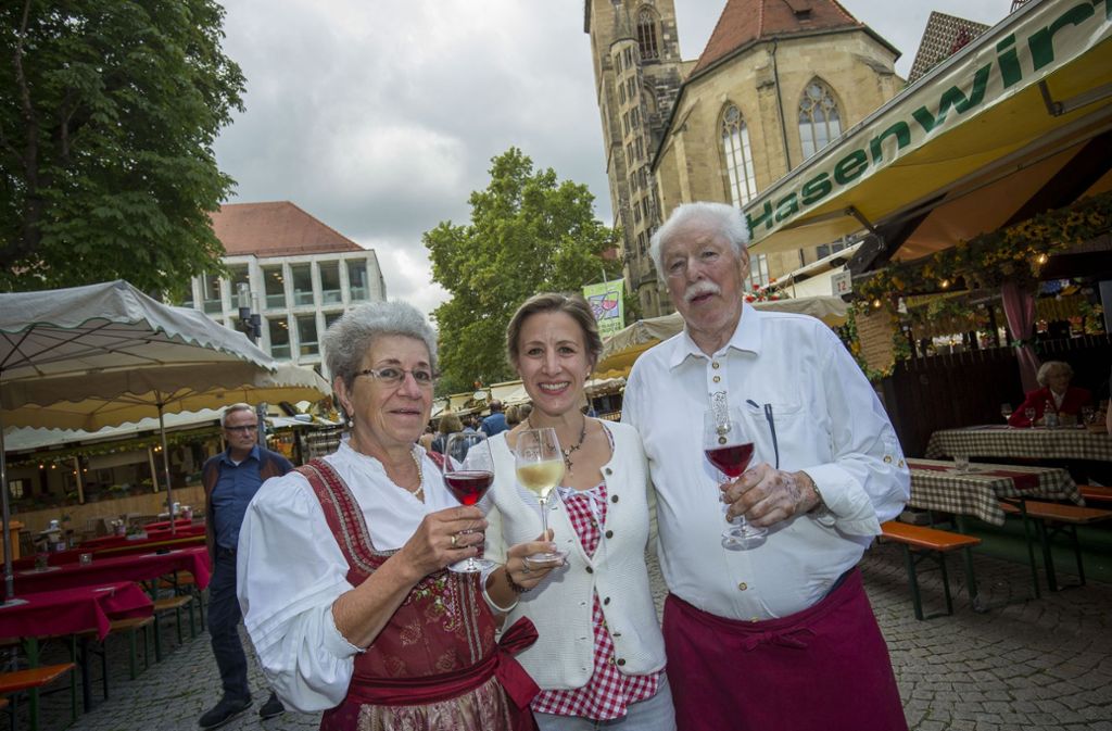 Die Wirtsleute Waltraud und Josef Stritzelberger mit ihrer Tochter Katharina Eva vor der Laube „Zum Hasenwirt“ auf dem Stuttgarter Weindorf.