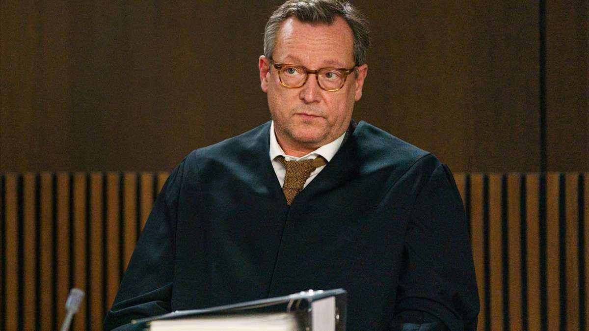 Der Anwalt der Nebenklage: Biegler (Matthias Brandt). Er kommt zu spät und benimmt sich auch sonst wie ein flegehafter Fünftklässler.