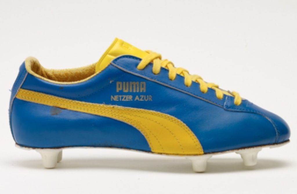 Pumas erster farbiger Schuh für einen Deutschen Star war der „NETZER AZUR“ in blau-gelb. Günther Netzer trug den Schuh 1972.