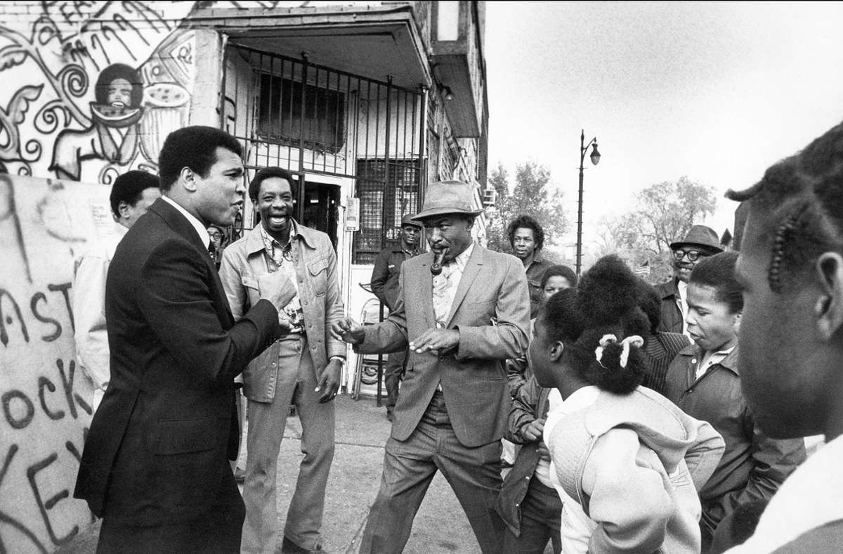Muhammad Ali mit Fans, Detroit, 1977