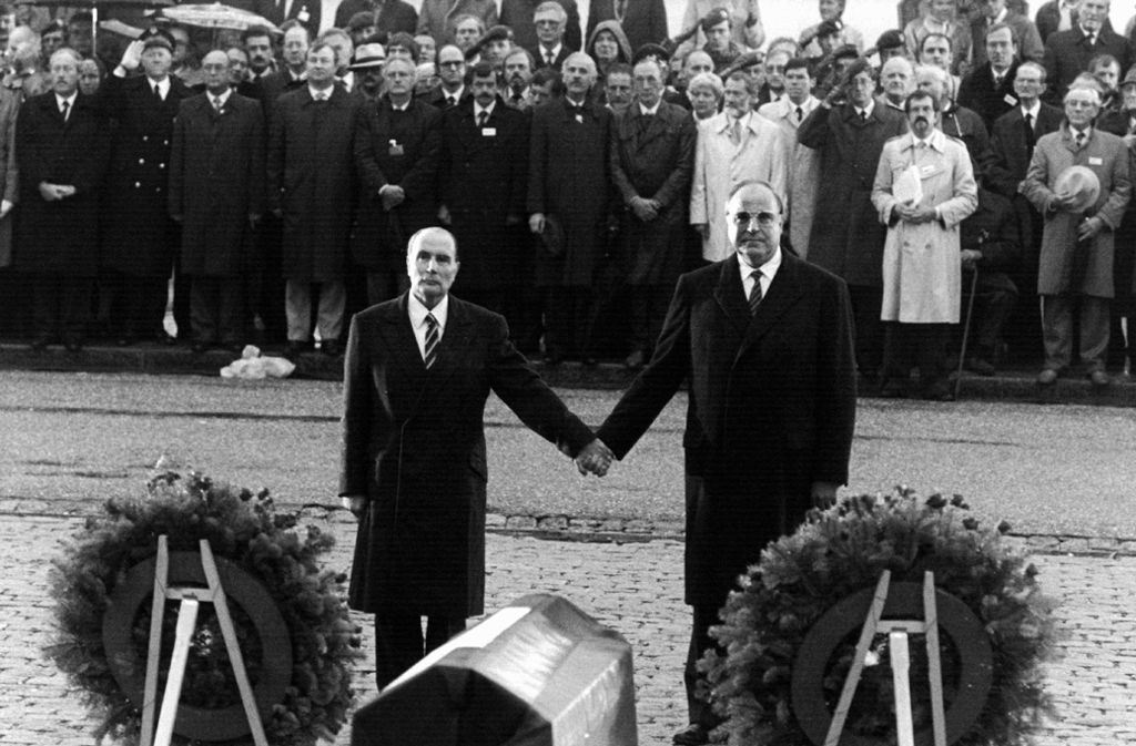 Große Geste: Der französische Präsident Francois Mitterrand (links) und Bundeskanzler Helmut Kohl reichen sich 1984 über den Gräbern von Verdun die Hand – ein Symbol für die Aussöhnung zwischen Frankreich und Deutschland.