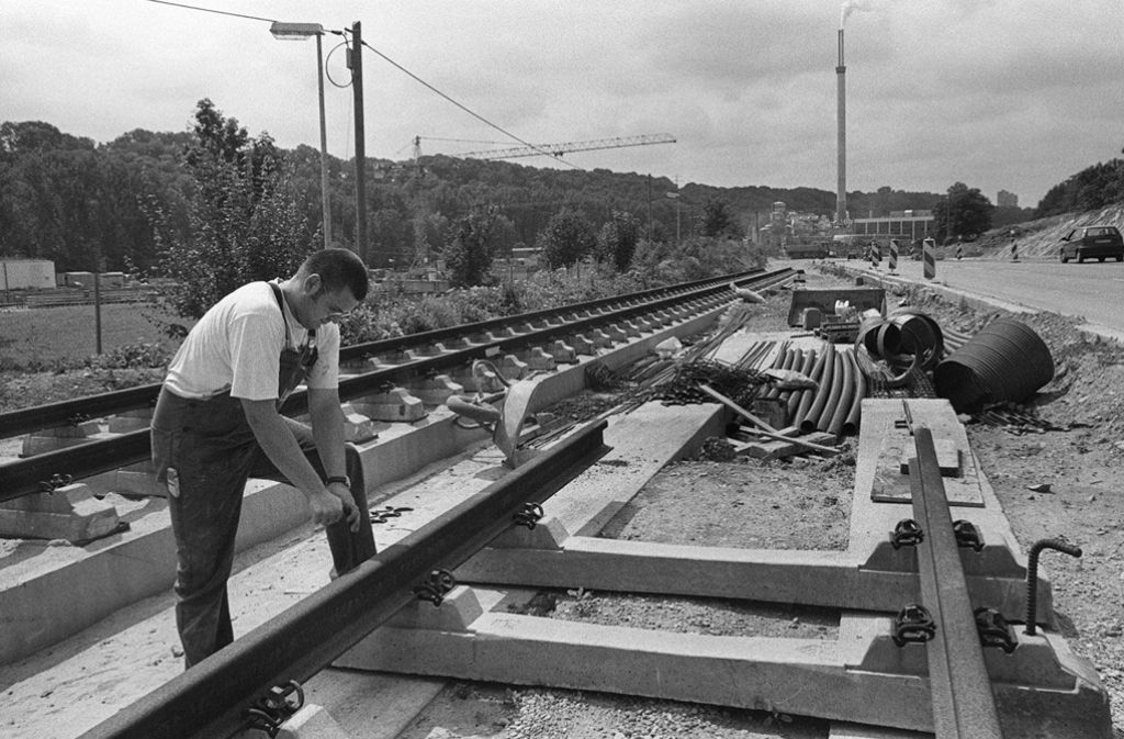 Am 21. Juli 1997 fand der Baggerbiss zur Verlängerung der Stadtbahn nach Remseck statt. Im Zuge der Bauarbeiten musste der Straßenverlauf an mehren Stellen verändert werden.
