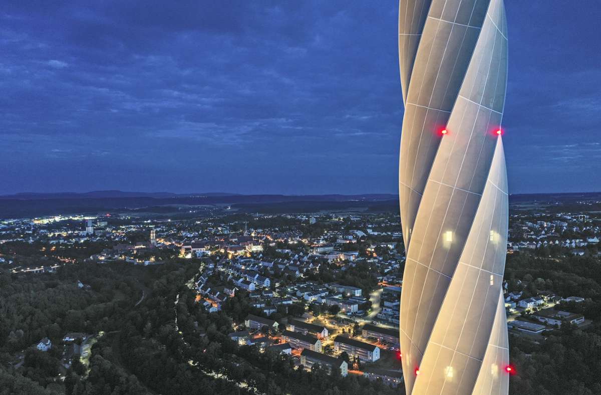 Der Thyssen-Krupp-Testturm (TKT) in Rottweil wurde 2017 eröffnet. Ein Wahrzeichen weit über Rottweil hinaus: Geplant haben ihn Werner Sobek und Helmut Jahn. Das Gebäude zählt zu den höchsten in Deutschland. Nach dem Balthasar-Neumann-Preis und dem Deutschen Industriebaupreis hat das Projekt TKT den Deutschen Ingenieurbaupreis 2018 gewonnen.