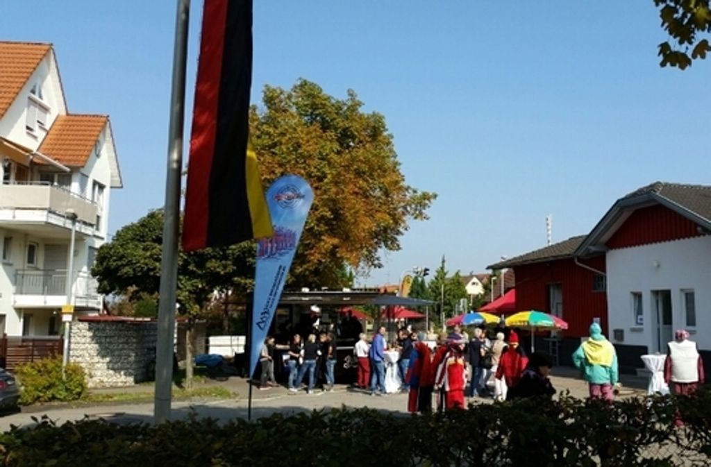 In Linsenhofen (Landkreis Esslingen) veranstaltete der Ski-Club Linsenhofen am Wahlsonntag direkt neben dem Wahllokal in der Grundschule eine Hocketse am Bahnhof.