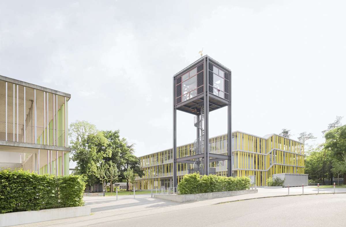 Das Büro Wulf Architekten hatte schon die Grundschule (links) der Evangelischen Jakobusschule in Karlsruhe geplant, nun ist die Gemeinschaftsschule hinzugekommen. Der Glockenturm auf dem Schulhof, ein Relikt der Jakobuskirche, die hier einmal ihren Platz hatte, dient als Ankerpunkt für beide Schulgemeinschaften.