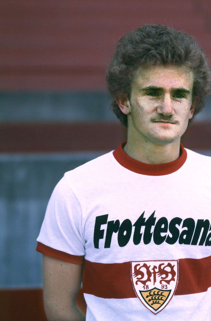 Mittelfeld: Bernd Frick, von ihm liegt kein Bild aus der Saison 1976/77 vor, dieses ist vom Jahr danach. Eine Einwechslung, 20 Minuten Spielzeit insgesamt.