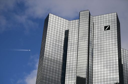 Die düsteren Wolken am Konjunkturhimmel haben die Deutsche Bank noch nicht erreicht. Foto: dpa/Arne Dedert