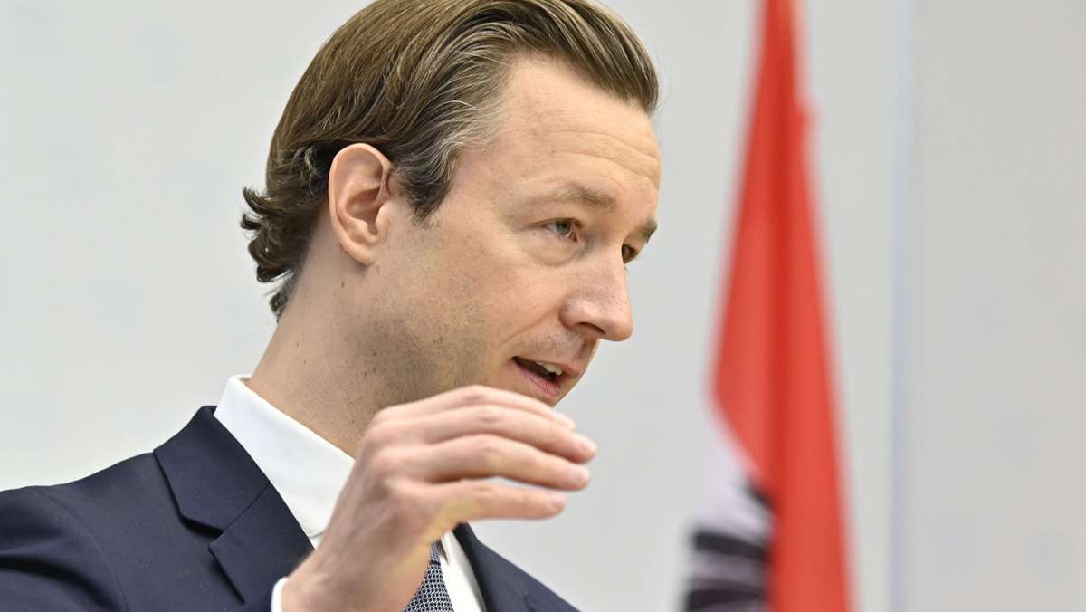  Der dritte große politische Schritt in Österreich binnen eines Tages: Finanzminister Gernot Blümel hat seinen Rückzug aus der Politik angekündigt. 