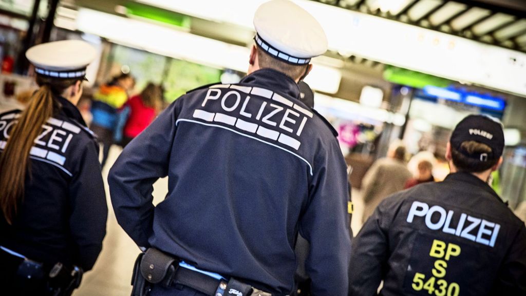 Vorfall in Stuttgart: Jugendlicher geht auf 21-Jährige los und bespuckt die Polizei