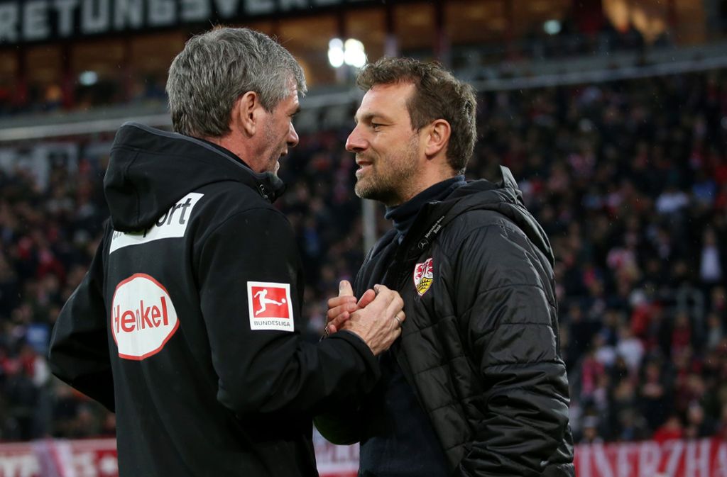 Fortuna-Coach Friedhelm Funkel und VfB-Trainer Markus Weinzierl beim Handshake vor dem Spiel.
