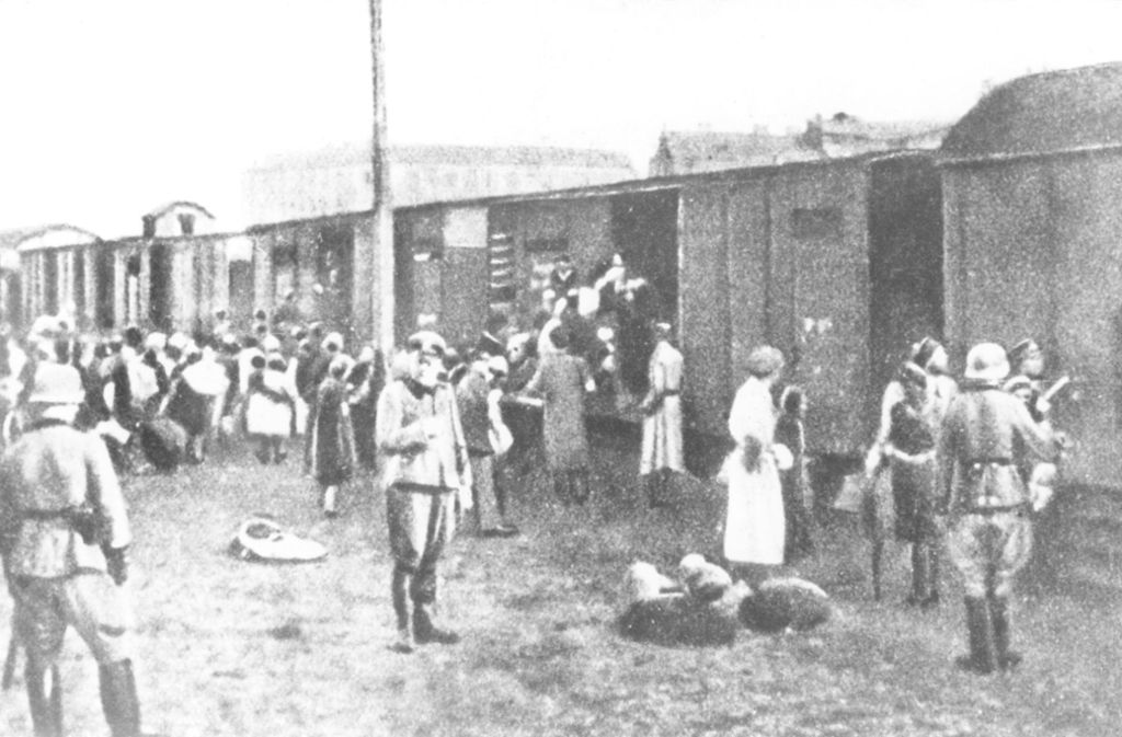 Juden aus dem Warschauer Ghetto werden im Sommer 1942 in Güterwaggons verladen und in das Vernichtungslager Treblinka transportiert.