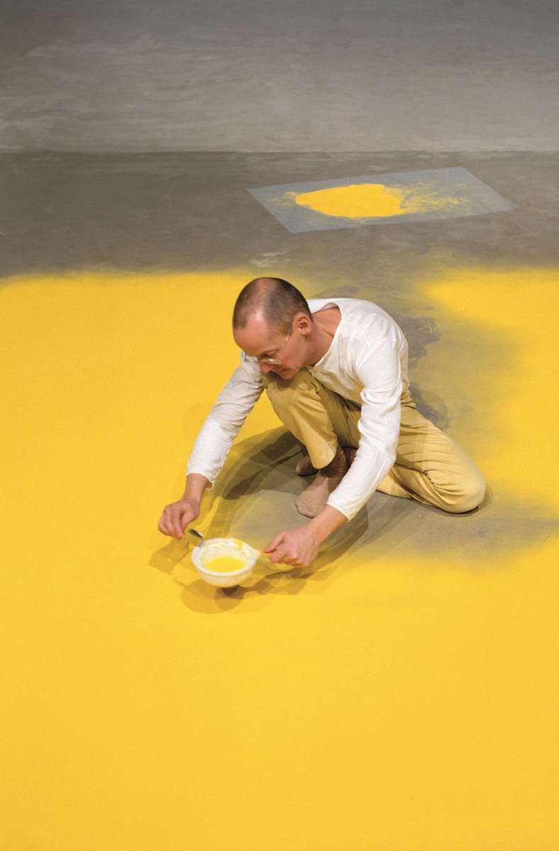 Der Künstler siebt den Pollen aus, hier vor einer Ausstellung im Centre Pompidou in Paris in den 90er Jahren.