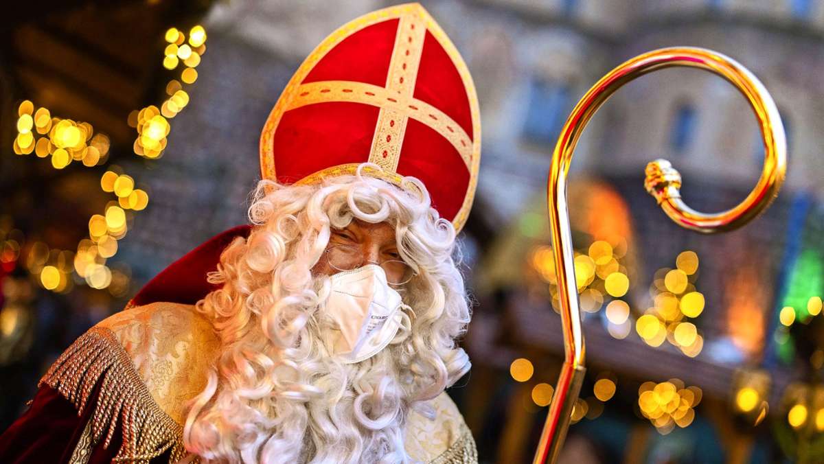  Trotz Pandemie ist der Nikolaus in den katholischen Gemeinden Stuttgarts unterwegs – gemäß den Hygienevorschriften und historisch gewandet. 