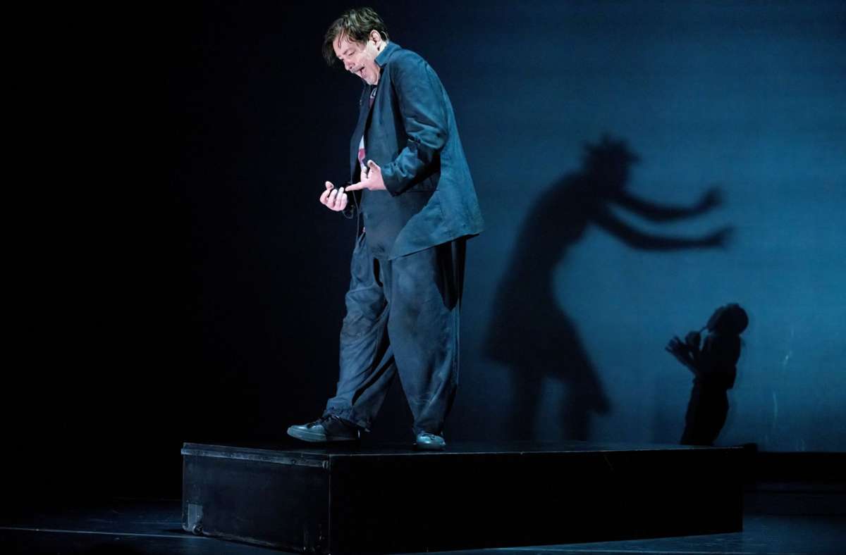 Der Schauspieler Thomas Nunner interpretiert einen Monolog, der moderne Ängste, Pandemie sowie Prokofjews Musikmärchen „Peter und der Wolf“ zusammenbringt.