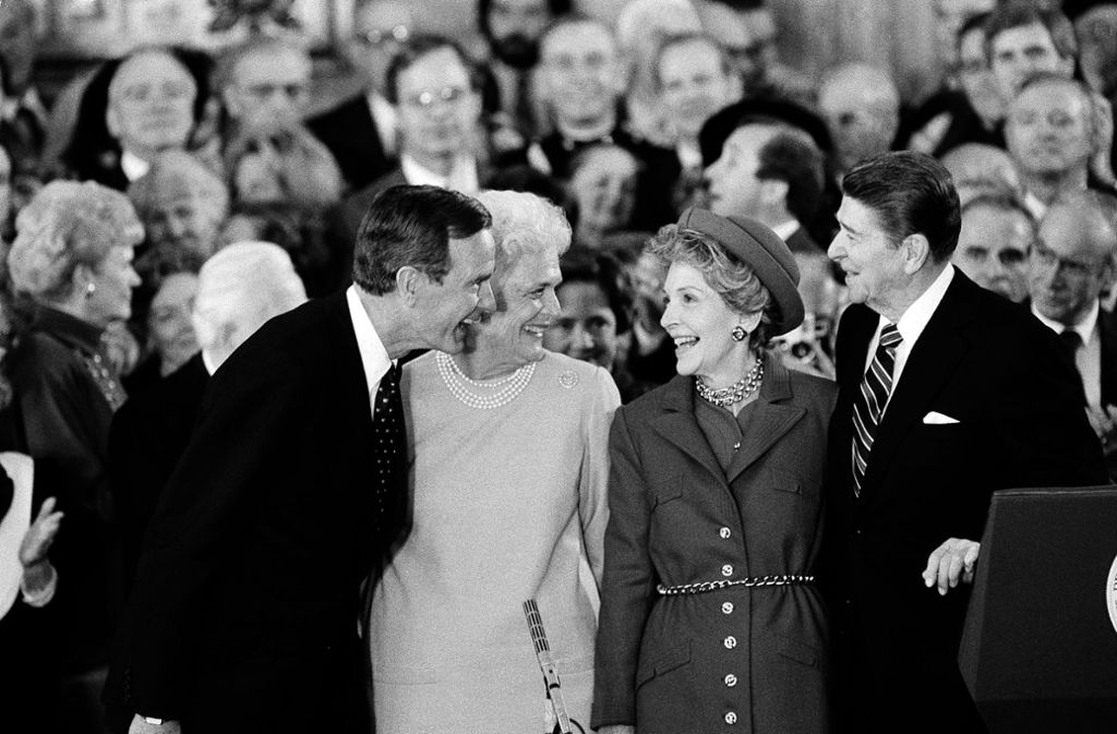 George H. W. war ab 1981 Vizepräsident von Ronald Reagan (rechts). 1989 wurde er dann selbst Präsident.