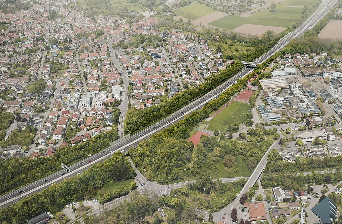 Ein Luftbild aus dem Jahr 2018: Auf Höhe der Sportplätze könnte die Autobahn überdeckelt werden.