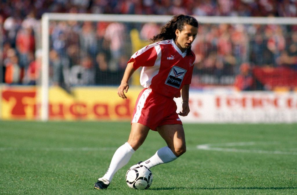 Sergio Zarate hielt zwischen 1990 und 1994 für den 1. FC Nürnberg und den Hamburger SV seine Knochen hin – insgesamt brachte es der Stürmer auf 80 Bundesliga-Spiele und 23 Tore. Einmal durfte Zarate im Nationaltrikot ran, heute arbeitet der 50-Jährige als Berater seines Bruders Mauro (32).