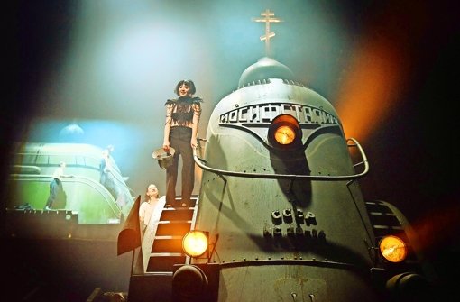 Auf der Lokomotive des sowjetischen Fortschritts: Hanna Plaß (vorne) und Astrid Meyerfeldt im Schauspielhaus Foto: Thomas Aurin