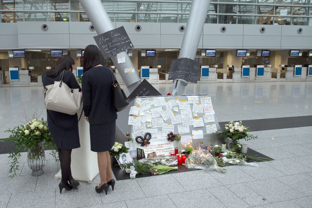 Flugbegleiterinnen tragen sich am in Düsseldorf auf dem Flughafen in ein Kondulenzbuch für den abgestürzten Germanwings-Flug 4U 9525 ein.