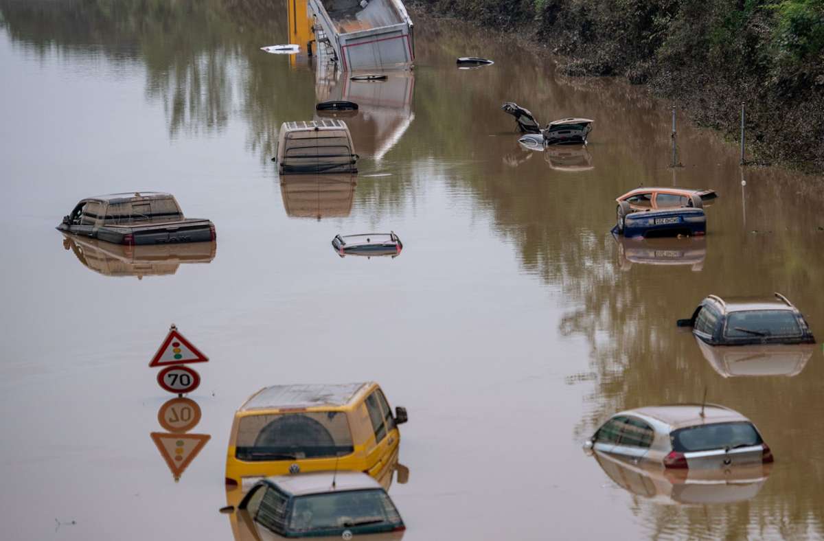 Verheerende Folgen des Hochwassers: Autos stehen auf der überfluteten B265 bei Erftstadt in Nordrhein-Westfalen im Wasser