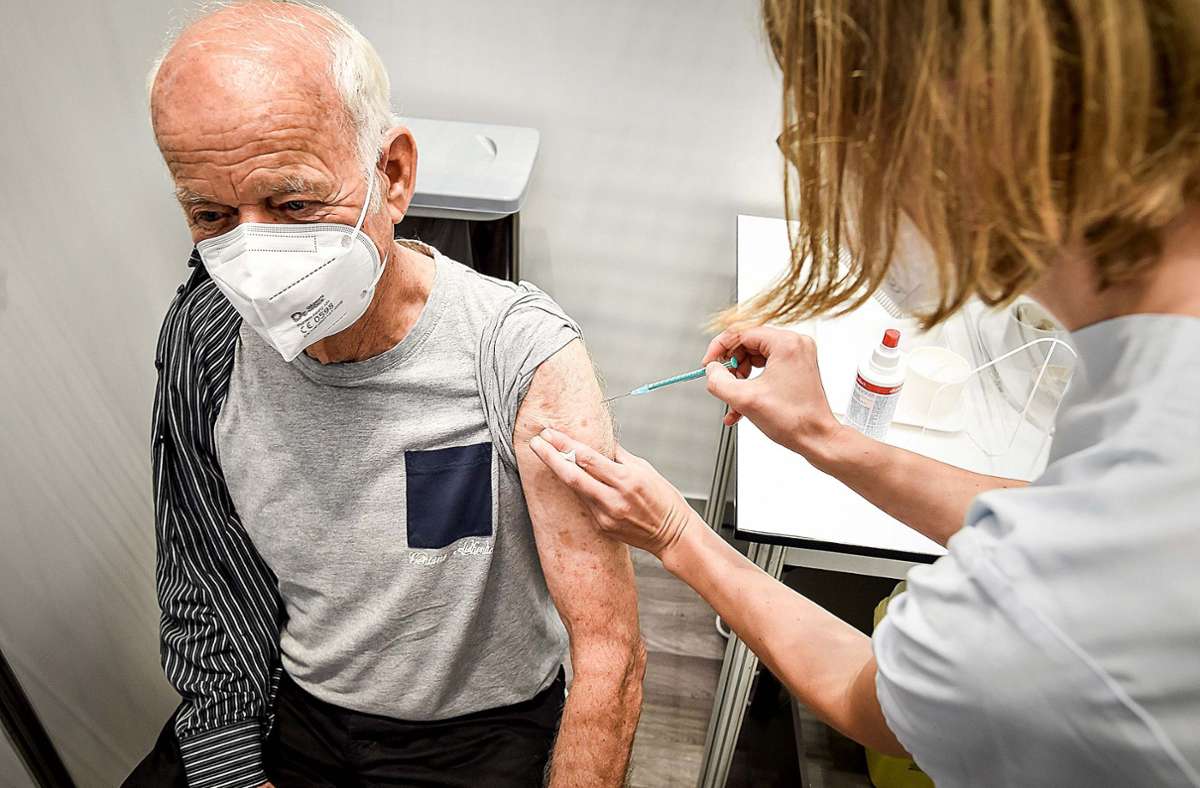 Hertlin Klöcker (81) kommt zur Drittimpfung extra aus Leonberg ins Impfzentrum des Robert-Bosch-Krankenhauses.