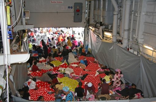 Im Mittelmeer sind in den vergangenen Tagen etwa 5000 Flüchtlinge gerettet worden.  Foto: dpa
