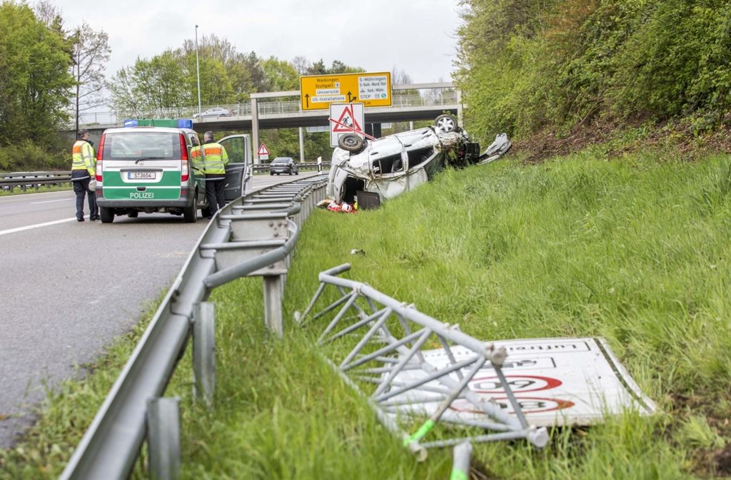 Bei einem schlimmen Verkehrsunfall in Stuttgart-Vaihingen ist am Dienstagnachmittag ein 19-Jähriger schwer verletzt worden.