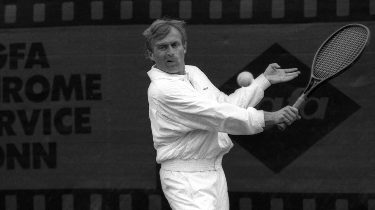 1988: Helmut Haussmann, damals Wirtschaftsminister, spielt Tennis.