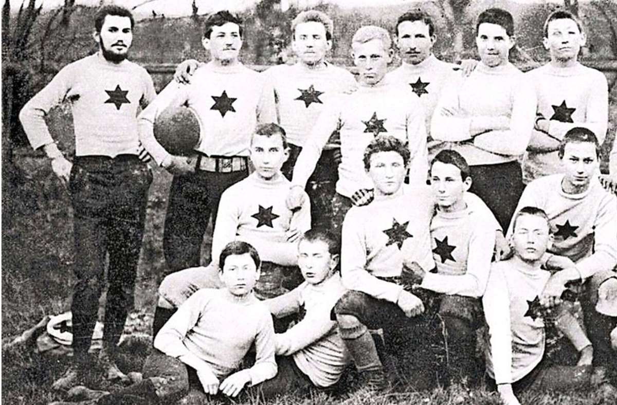 Am Anfang stehen zwei verschiedene Klubs: 9. September 1893: Der FV Stuttgart 1893 wird gegründet. September 1897: Der Kronenclub Cannstatt, auch als „FC Krone“ bekannt, wird ins Leben gerufen. Was die beiden Vereine verbindet? Bald schon sehr viel.