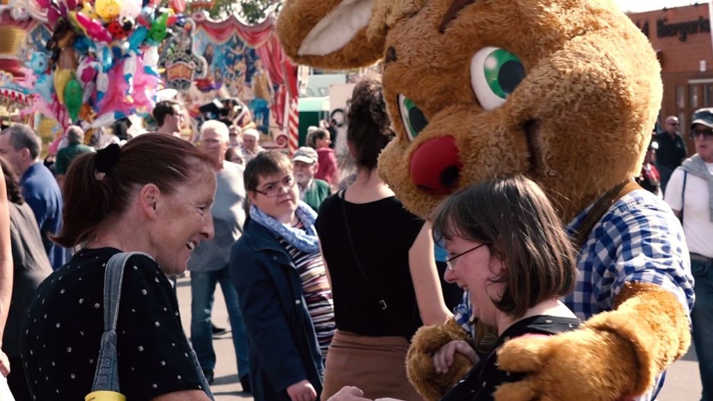  Kinderlächeln, Feierstimmung, aber auch handfeste Auseinandersetzungen – der Wasenhasi kennt alle Facetten des Stuttgarter Frühlingsfests. Doch wer verbirgt sich in dem Kostüm? Und wie hart ist dieser Job? 