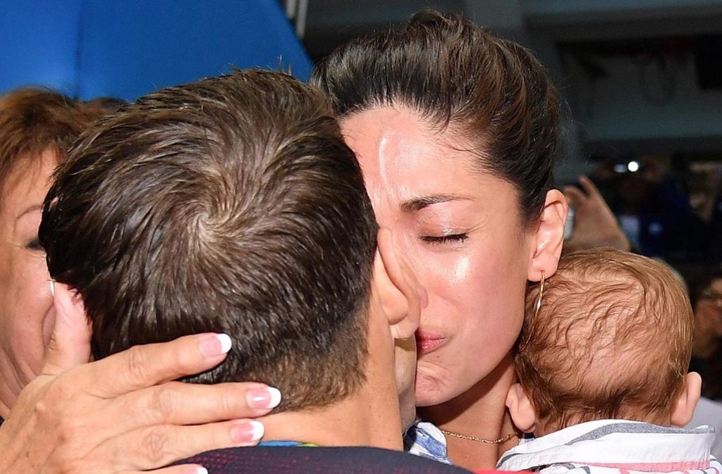 Tränen der Freude: Die Verlobte von US-Schwimmer Michael Phelps, Nicole Johnson, hielt Sohn Boomer in den Armen küsste Phelps, nachdem er die Goldmedaille gewonnen hatte.