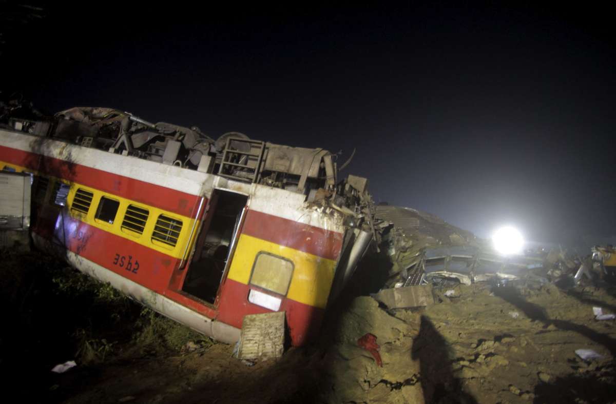 Balasore (Indien), 2./3. Juni 2023: Ein völlig zerstörter Waggon am Unglücksort nahe der indischen Stadt Balasore.