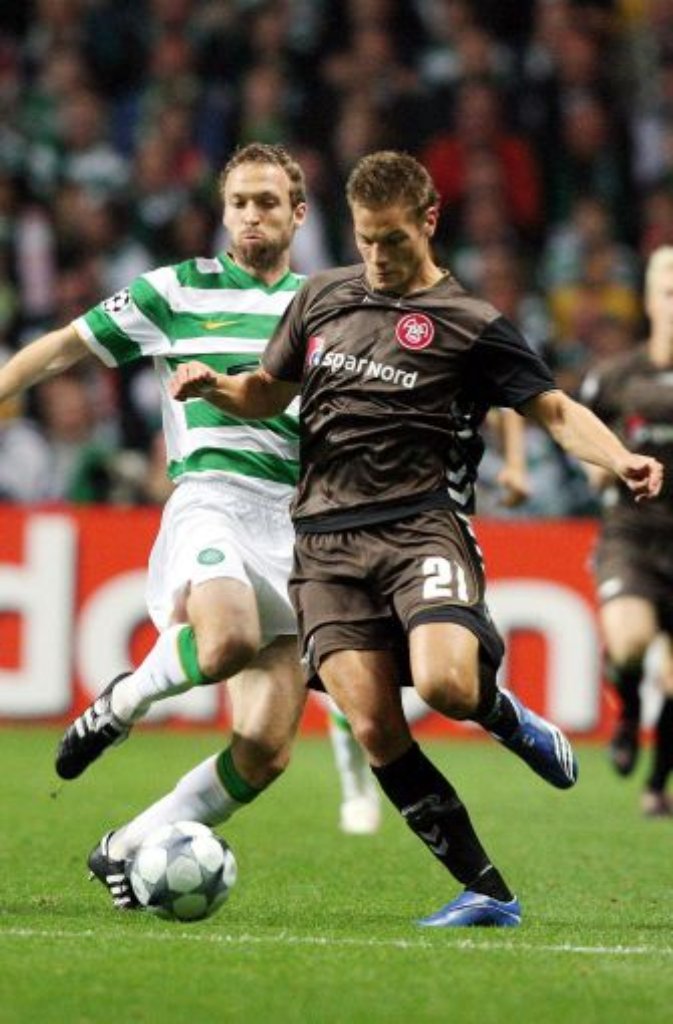 Andreas Hinkel, der ungern die Bank drückt, wechselt 2008 zu Celtic Glasgow. Mit den Schotten wird der Verteidiger im selben Jahr Meister und arbeitet sich schnell zum Stammspieler hoch.