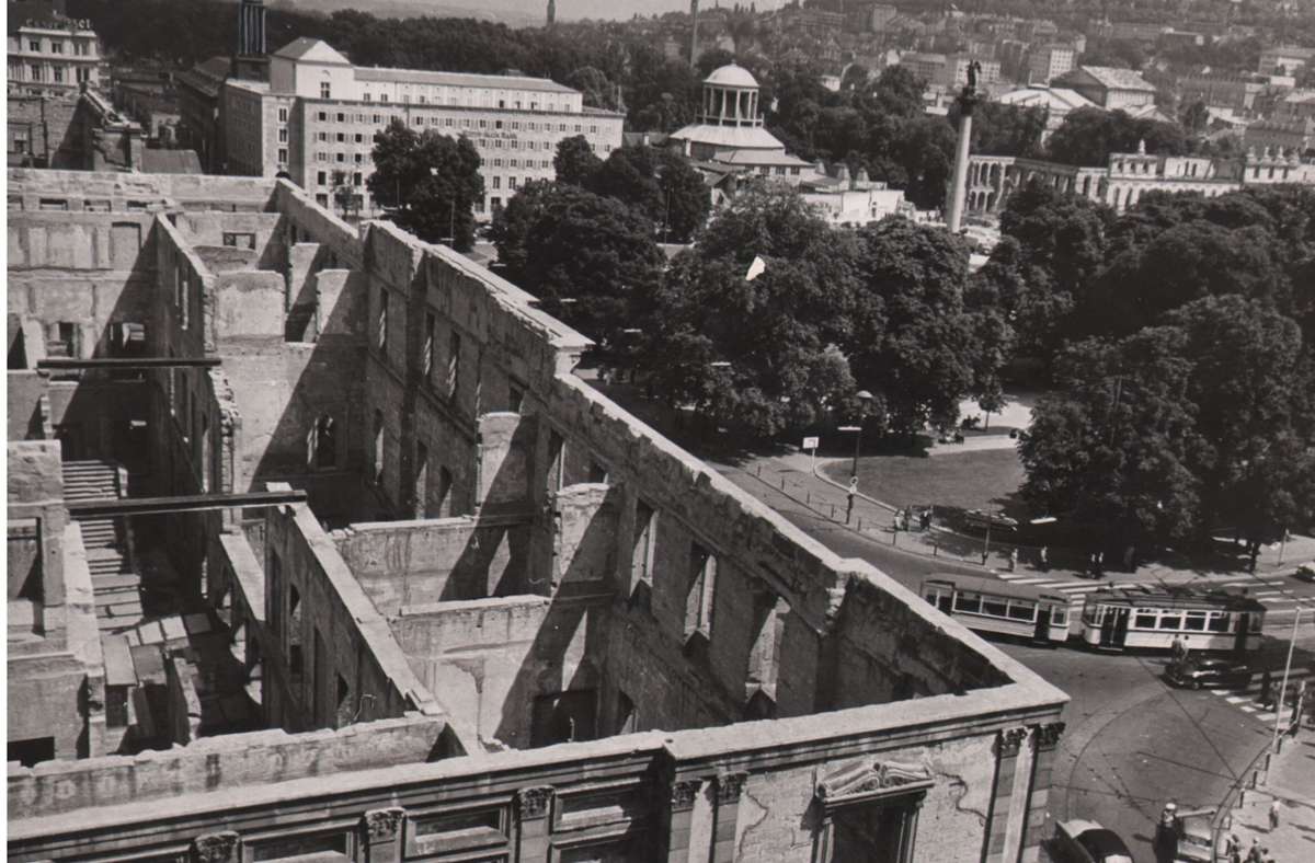 So stand die Ruine des Kronprinzenpalais’ jahrelang nach dem Krieg an der Königstraße.