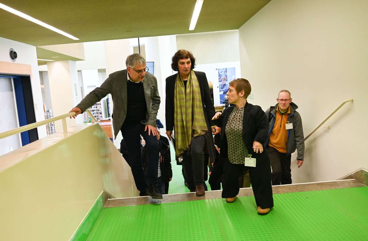 Erklärung auf der Treppe – Der Aufgang in die Sammlungsräume ist für Sehbehinderte nun selbstständig nutzbar