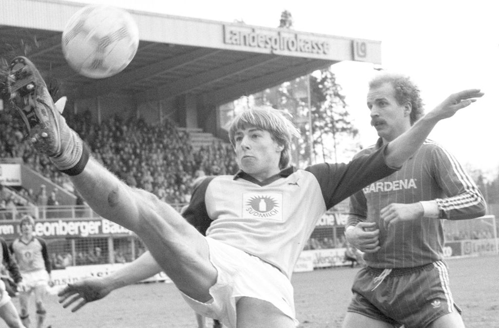 Jürgen Klinsmann am Ball für die Stuttgarter Kickers (hier gegen den SSV Ulm 1846). von 1978 bis 1984 stürmte der gebürtige Göppinger für die Blauen.