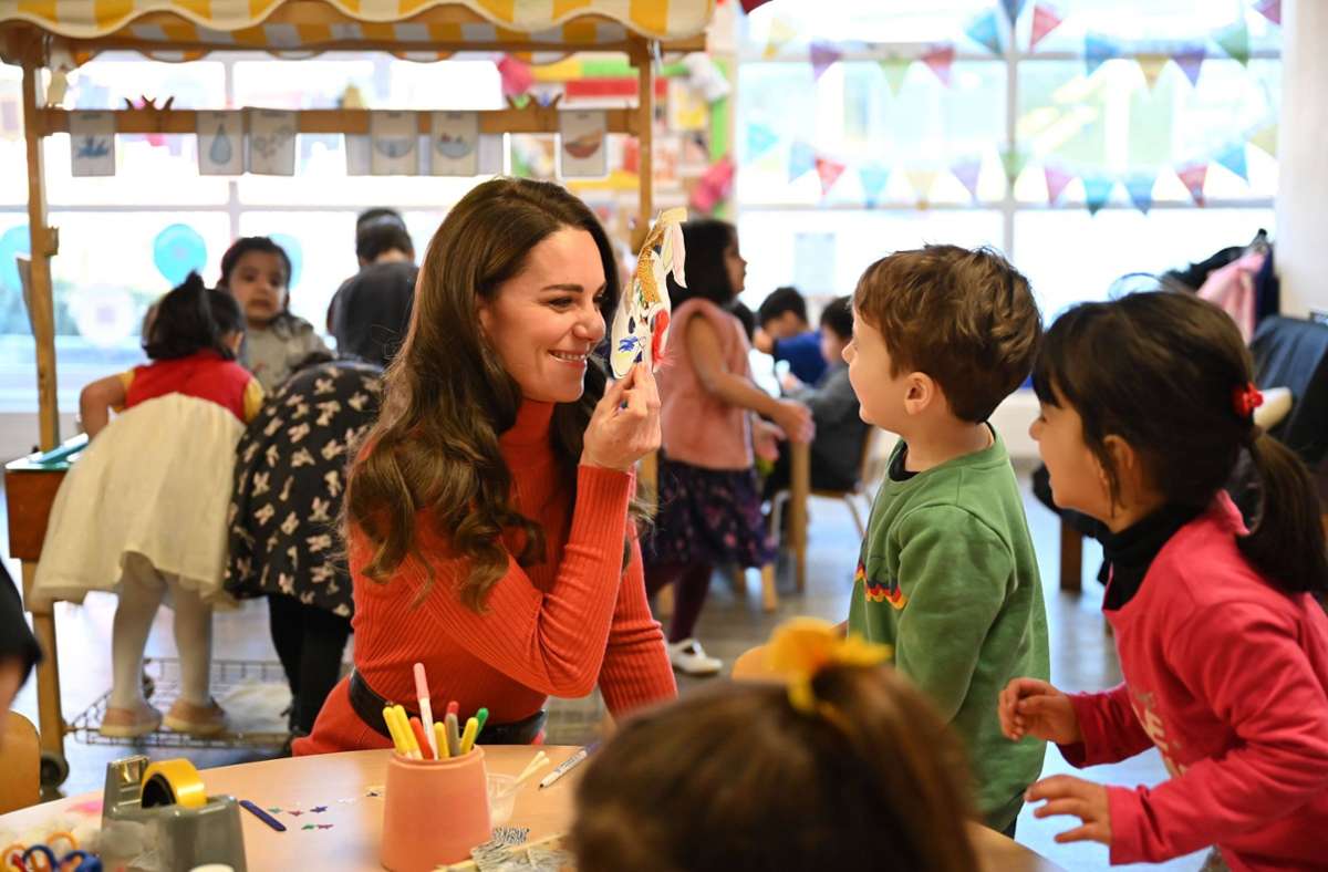 Spaß mit einer echten Prinzessin: Kate unterhält eine ganze Bande von Kindergartenkindern.