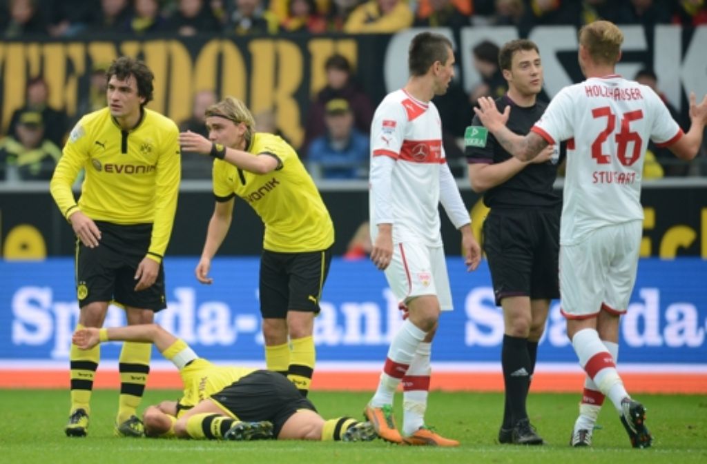 Harte Sache: Dortmunds Sebastian Kehl liegt nach dem Ellbogeneinsatz von Raphael Holzhauser (rechts) am Boden.