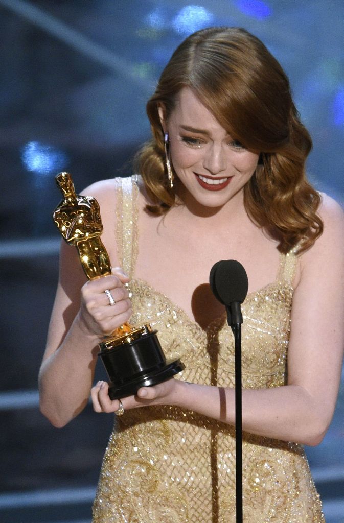 Emma Stone bekommt den Oscar als beste Hauptdarstellerin in „La La Land“.