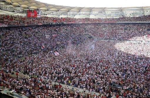 Ein Meer in Weiß und Rot: Nach der Rettung am letzten Spieltag gegen den 1. FC Köln fluteten die Fans des VfB den Innenraum. In unserer Bildergalerie blicken wir auf den 14. Mai 2022 zurück. Foto: Baumann