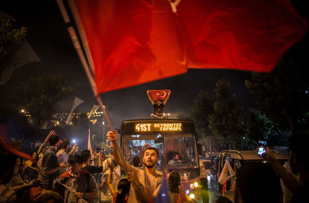 Erdogan-Anhänger feiern das Ergebnis der vorgezogenen Präsidenten- und Parlamentswahlen in der Türkei auf dem Kurfürstendamm.